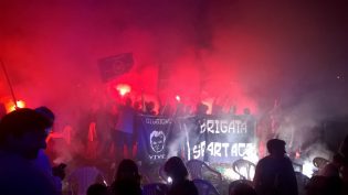 La Brigata Spartaco davanti l'Anfiteatro