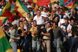 Bizzarro portato in trionfo dai tifosi