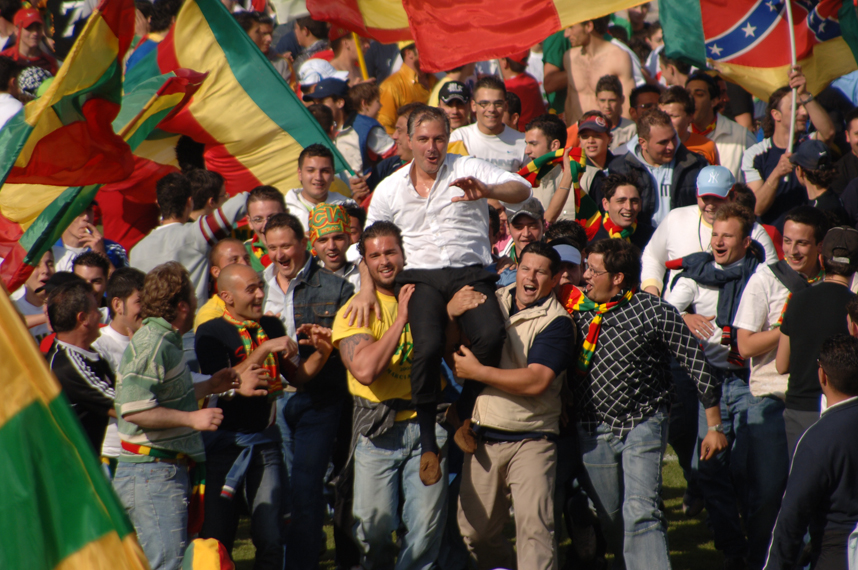 Bizzarro portato in trionfo dai tifosi