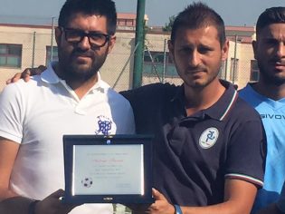 Il ds Diana consegna una targa ricordo ad Antonio Trovato