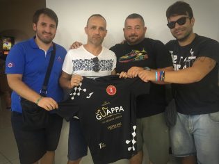 Il neo acquisto Lavagna con la dirigenza mondragonese