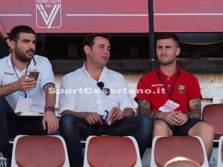 Giannone in tribuna con il consulente di mercato e l'addetto stampa Frondella (Foto Giuseppe Scialla)