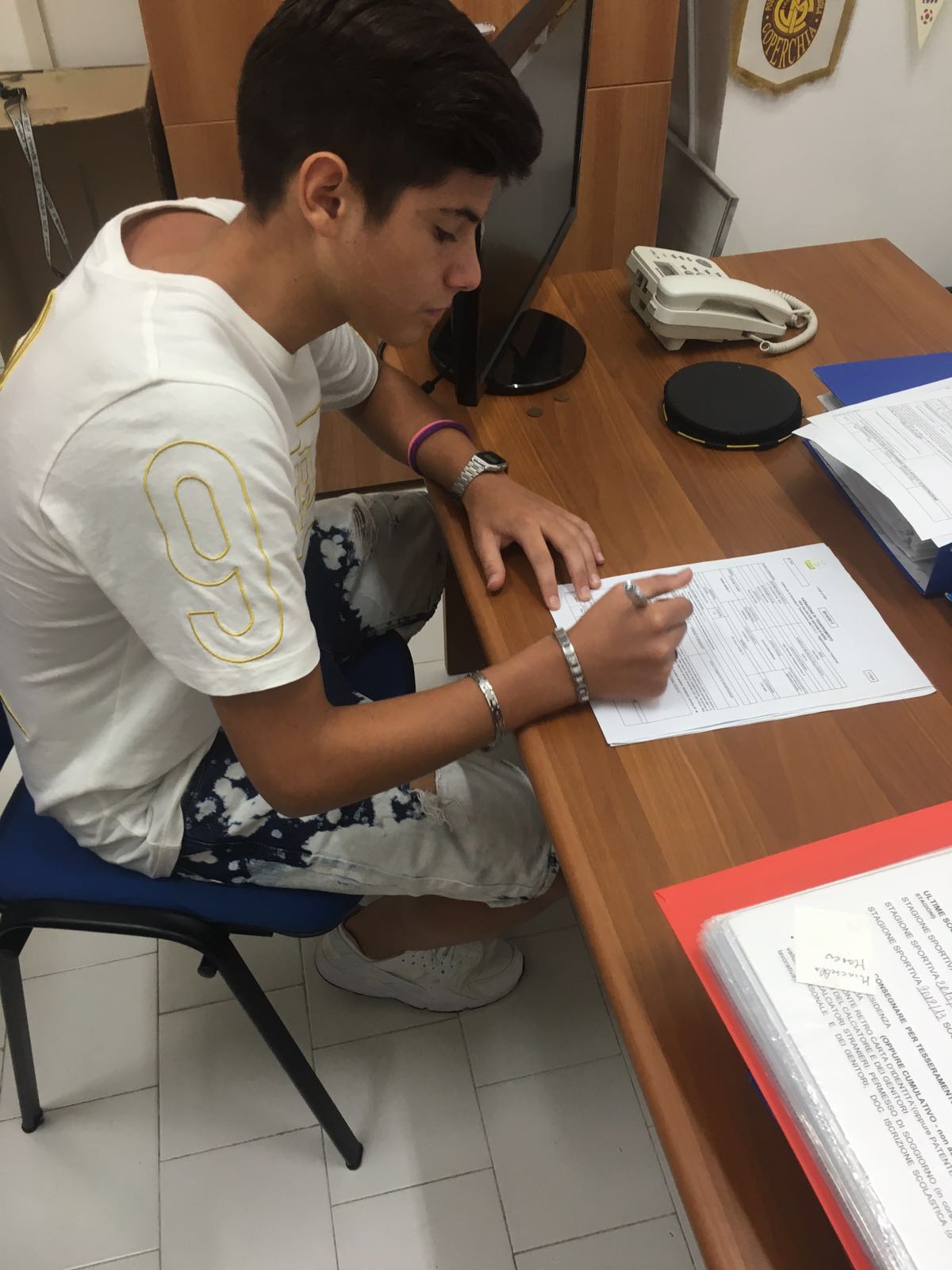 Angelo Guida al momento della firma