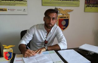 Orlando mentre firma il contratto con la Casertana