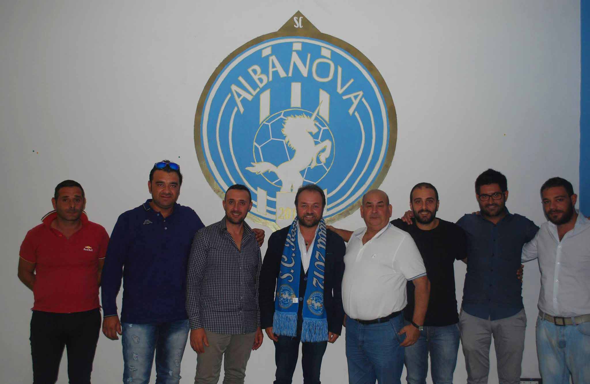 Enzo Potenza al centro con i dirigenti della Real Albanova