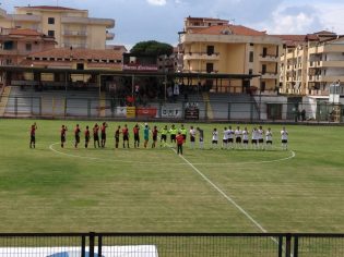 Le due squadre a centrocampo