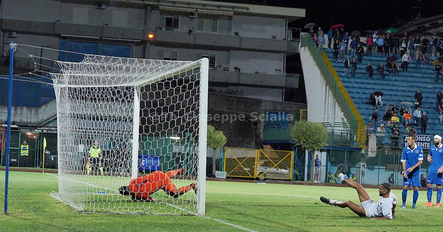 La Casertana si aggrappa ad Orlando e conquista il derby: la nostra fotogallery
