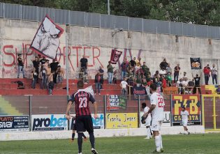I tifosi della Casertana a Vibo Valentia (Foto Giuseppe Scialla)