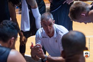 Dell'Agnello durante un timeout (Foto Juvecaserta.it)