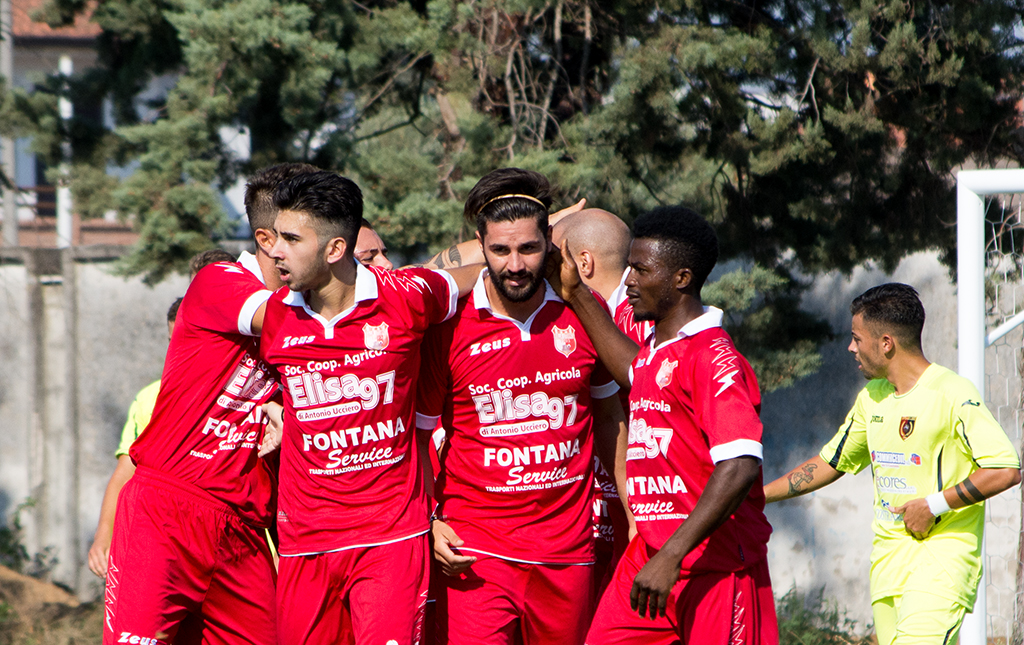 Alessandro Diana del Villa Literno festeggiato dai compagni