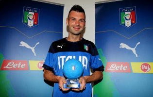 Francesco Corosiniti con il premio Pallone Azzurro