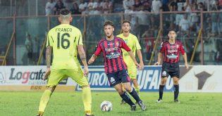 Giorno in azione contro il Monopoli (Foto Giuseppe Scialla)