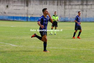 L'esultanza di Fontanarosa per il goal alla Sarnese (foto SportCasertano.it)