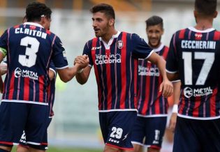 Marcello Trotta esulta per il goal contro il Palermo (foto Goal.com)