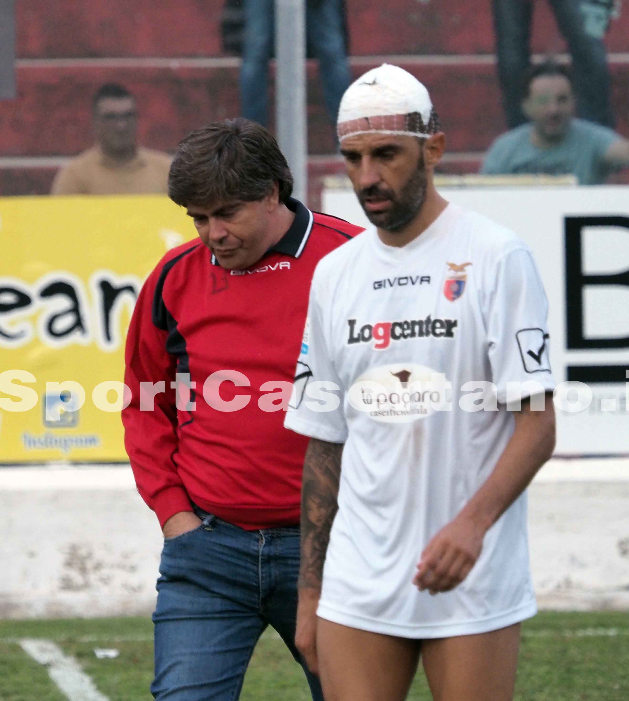 Pezzella con la vistosa fasciatura (Foto Giuseppe Scialla)