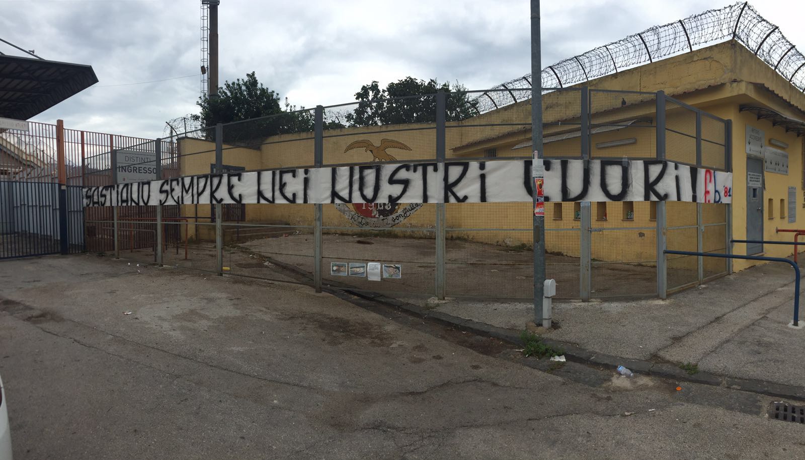 Lo striscione per Sastiano