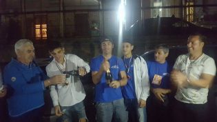 Si festeggiano le vittorie