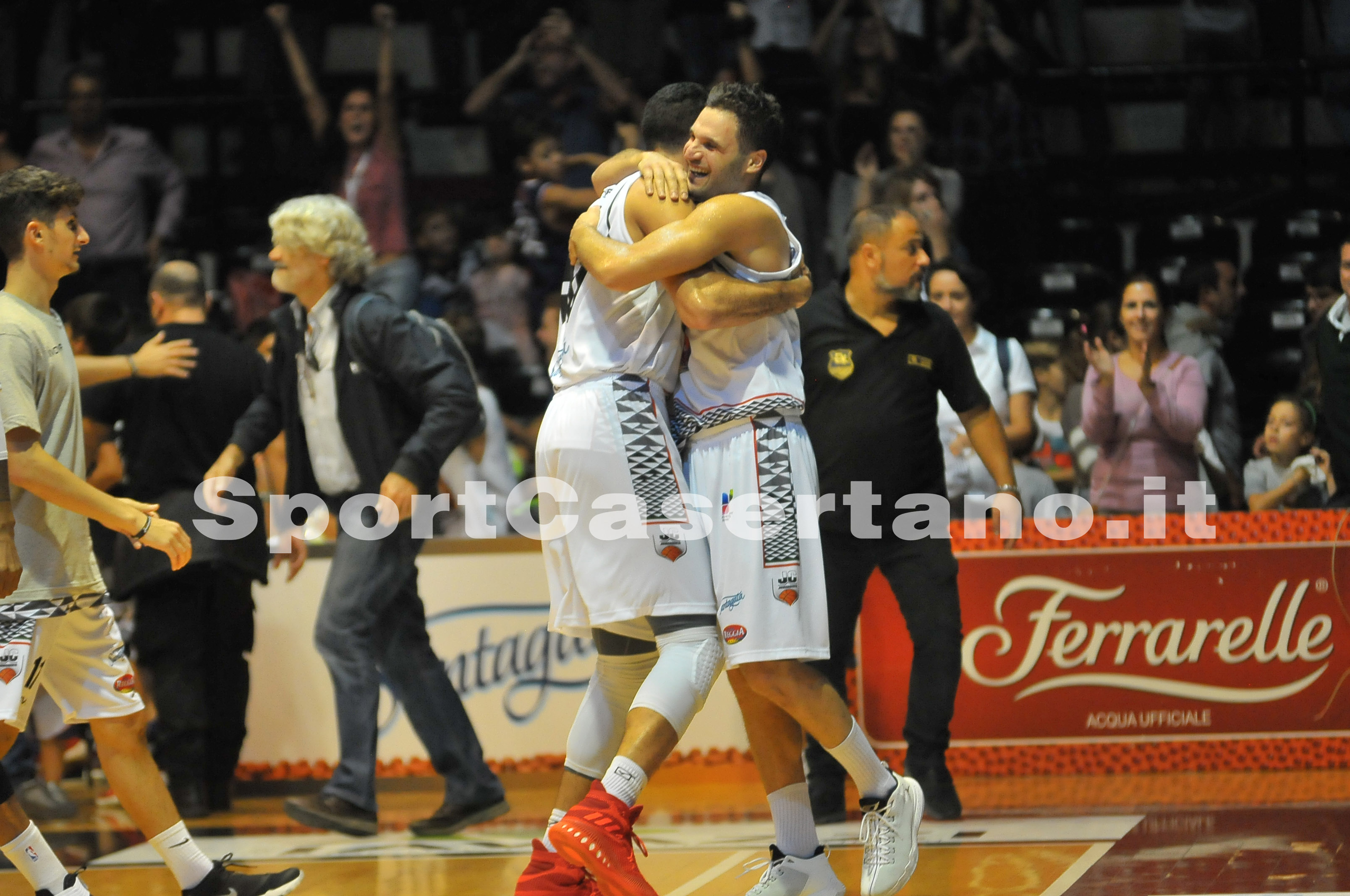 Giuri allo scadere fa impazzire il Palamaggiò: la fotogallery di Juvecaserta-Reggi Emilia