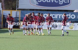 L'esultanza dei rossoblù dopo il gol di Carlini (Foto Giuseppe Scialla)