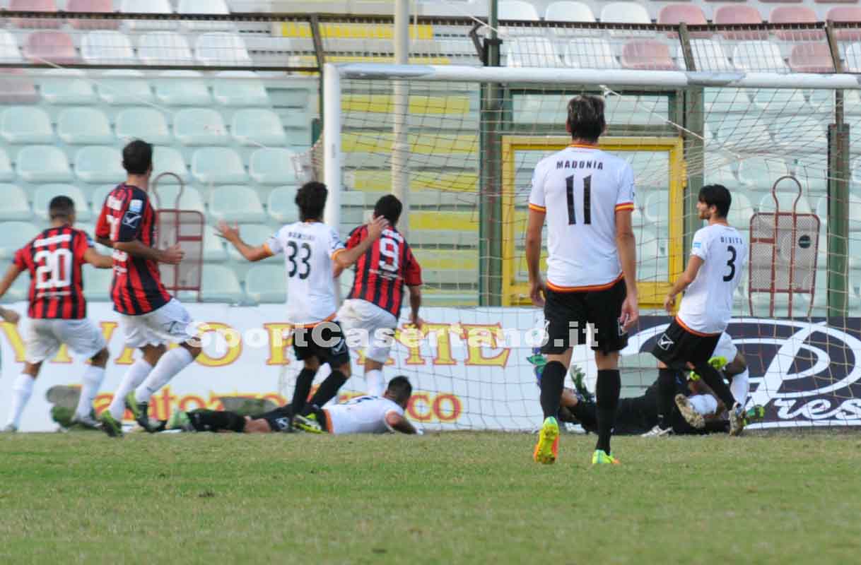 Gli esperimenti continuano a non funzionare, la Casertana regala un tempo al Messina e rianima i siciliani