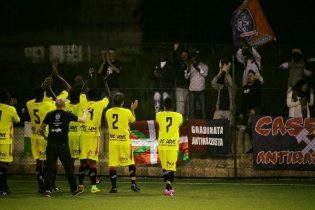 Il saluto degli RFC Lions Crotone alla Gradinata Antirazzista