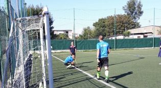 La terna arbitrale misura il campo