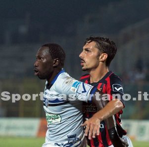 Pasquale Rainone in marcatura su Fall (Foto Giuseppe Scialla)