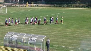 Le due squadre al momento dell'ingresso in campo (foto: pagina Facebook ufficiale Casoria Calcio)