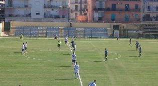 Il calcio d'inizio (foto Pagina Facebook ufficiale del Casoria Calcio)