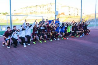 Il Savoia festeggia sotto la curva (foto Il Cigno Art)