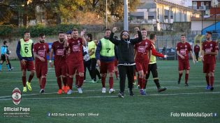 Il San Giorgio festeggia la vittoria a Casalnuovo (Foto di Nino De Francesco - WebMediaSport)