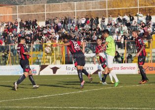 Corado esulta dopo il gol (Foto Giuseppe Scialla)