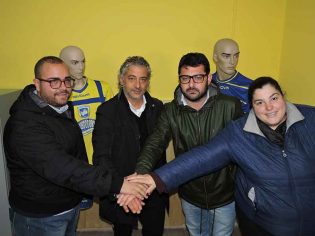 La dirigenza gialloblù con mister Perrotta