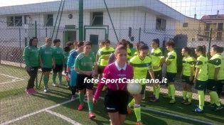 Ingresso in campo di Real Maceratese e Futsal Koinè (foto SportCasertano.it)