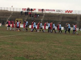 Le due squadre si salutano