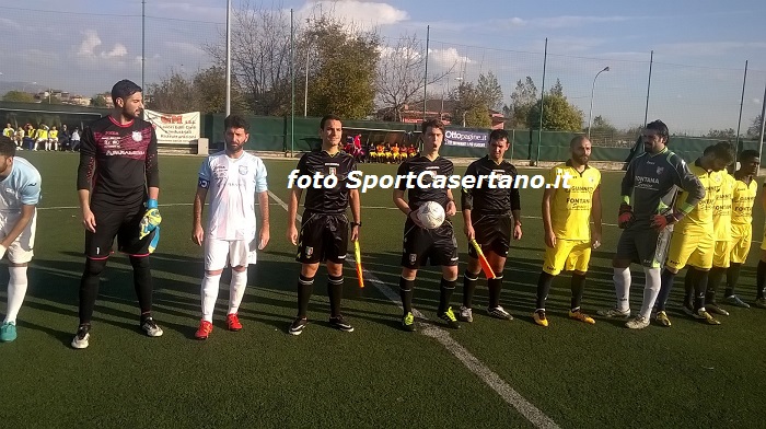 Real Maceratese e Villa Literno all'ingresso in campo (foto SportCasertano.it)