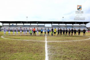 Le due squadre a centrocampo