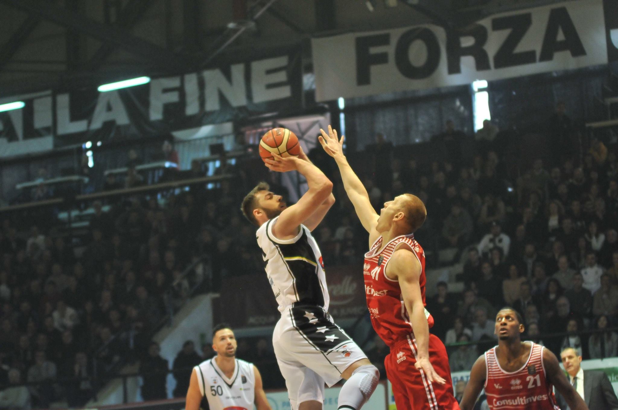 La Juve perde davanti a Oscar, Pesaro fa il colpaccio