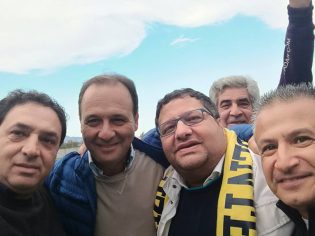 Il presidente Carmine Franco al centro con la sciarpa gialla