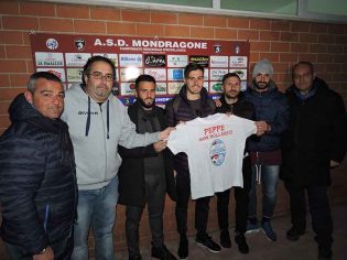 Il Modnragone mostra la maglia a favore di Peppe