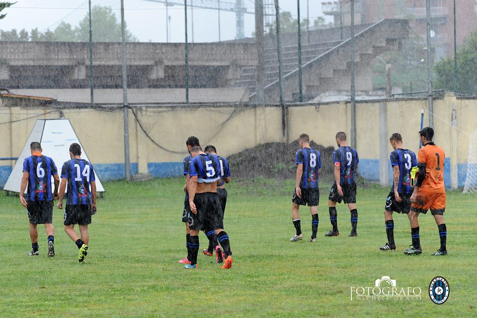 LA MOVIOLA. Gladiator inferocito con il secondo assistente per l’annullamento del goal contro il Gela. Ecco l’immagine che dà ragione ai neroazzurri