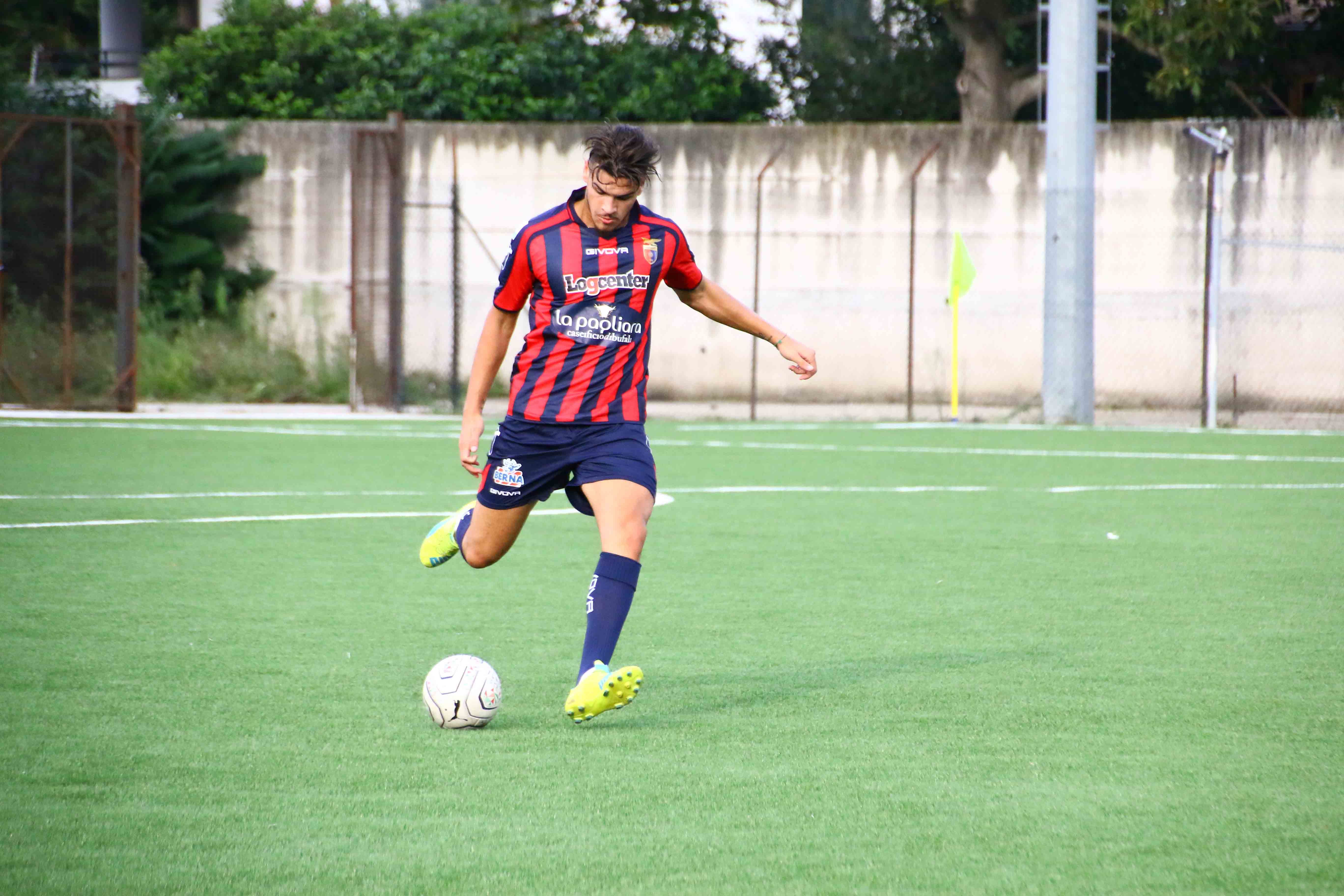 Un difensore lascia la Casertana, altri due restano in standby. Attesa per l’annuncio degli attaccanti