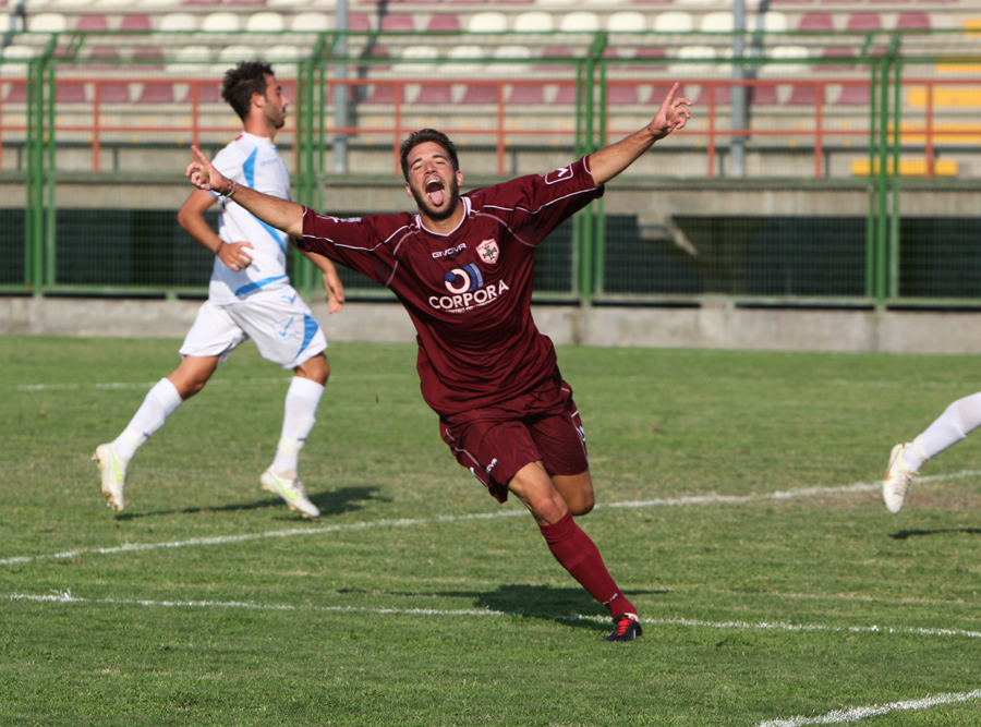 La voglia di riscatto di Scalzone: “Ho un debito con l’Aversa, la salverò con i miei gol”