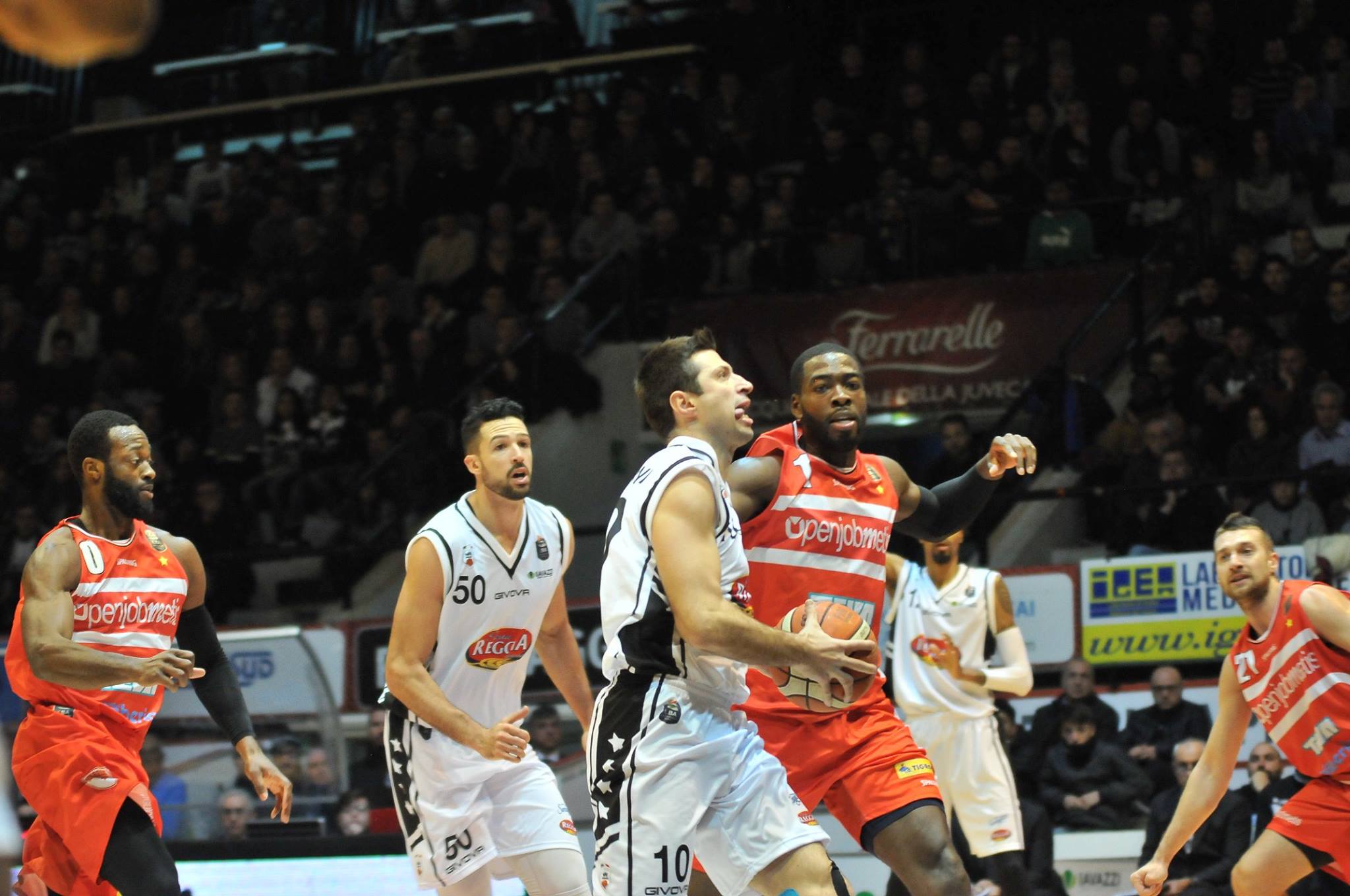 Harakiri Juve, Varese sbanca il Palamaggiò