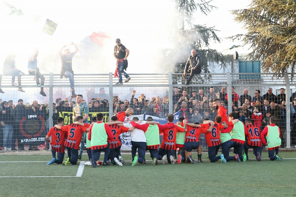 L'Afragolese a fine partita sotto la propria tifoseria (foto pagina ufficiale ASD Vis Afragolese 1944)