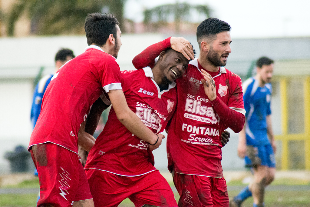 Abdulai festeggiato dai compagni