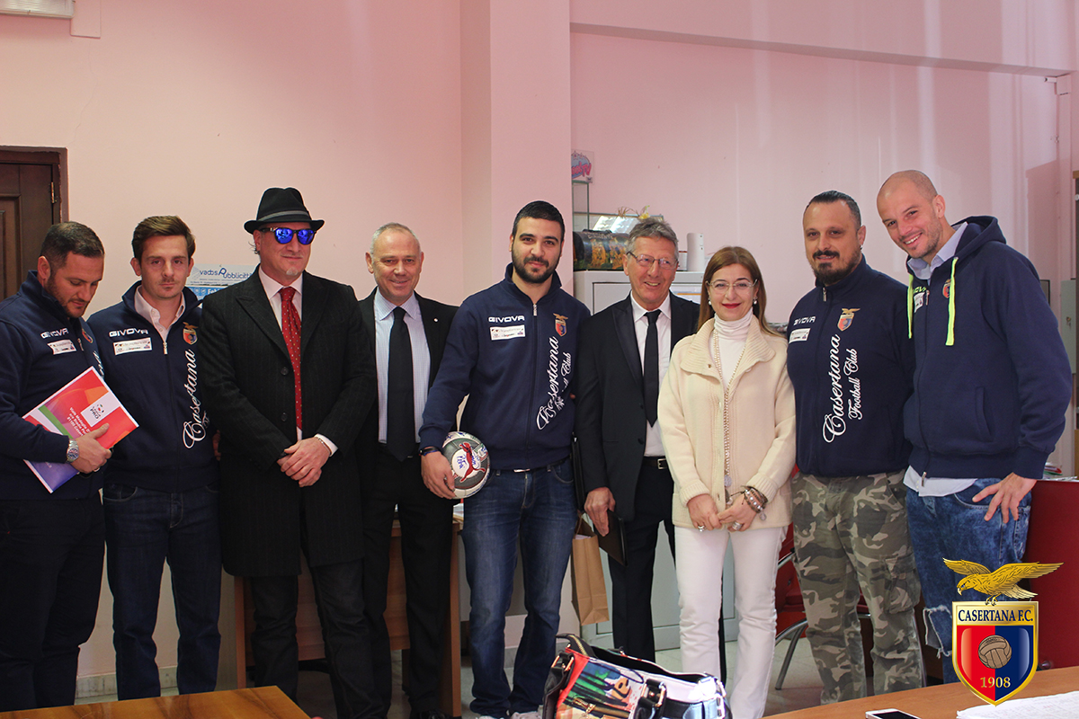 Duecento alunni del liceo ‘Manzoni’ entusiasti per la Casertana: a gonfie vele il primo appuntamento con ‘Dallo stadio alla scuola’