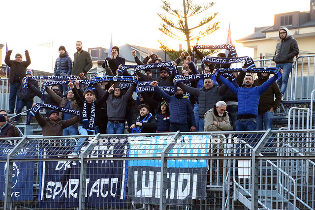 Gladiator, cori della Brigata Spartaco pro D’Anna e battibecchi fuori al Piccirillo. Per quanto ancora la cordata sammaritana resterà in silenzio?