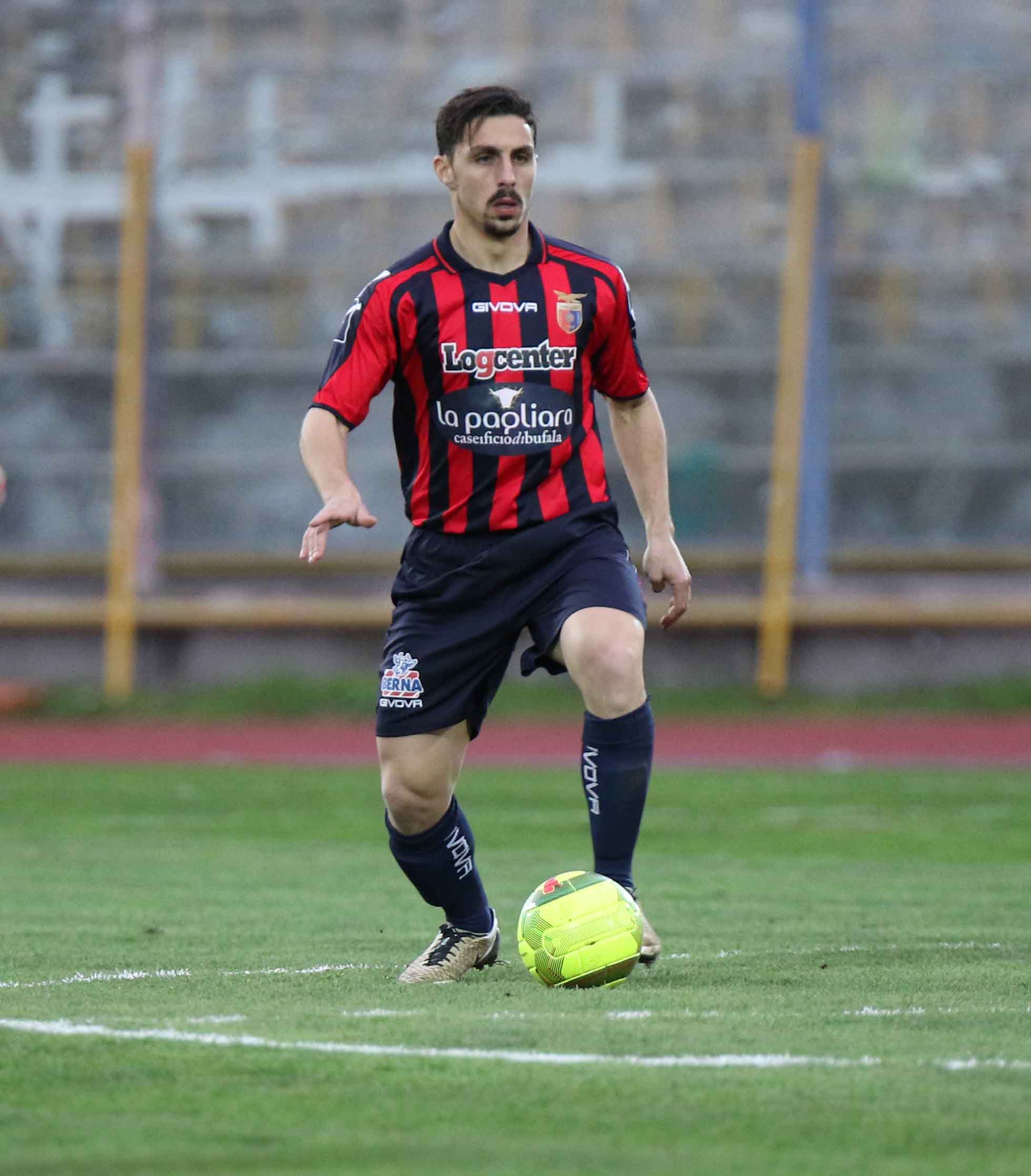 Rainone leader della difesa rossoblù (Foto Giuseppe Scialla)