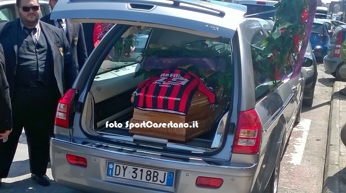 Lacrime e commozione per l’ultimo saluto a Mimì Capobianco: tante figure del mondo del calcio presenti al funerale